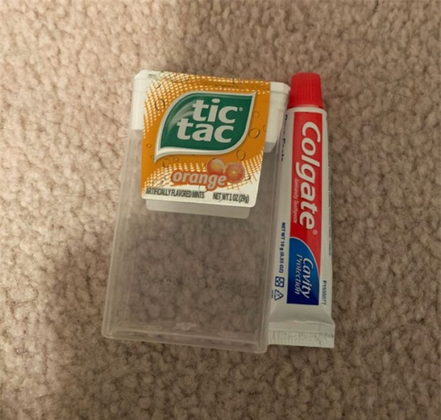 Tuýp kem đánh răng nhỏ xíu, chỉ bằng hộp kẹo Tic Tac.