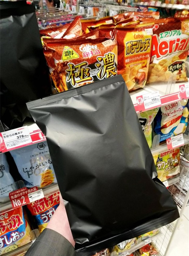 Gói snack kỳ lạ của Nhật Bản chỉ toàn một màu đen.