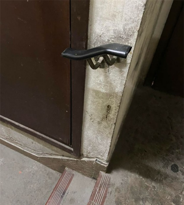 Đây là hình ảnh một vật độc - dị - lạ khiến bạn không thể tin là chúng tồn tai. Tay vịn thang đi bộ tí hon chỉ dài khoảng 20 cm.