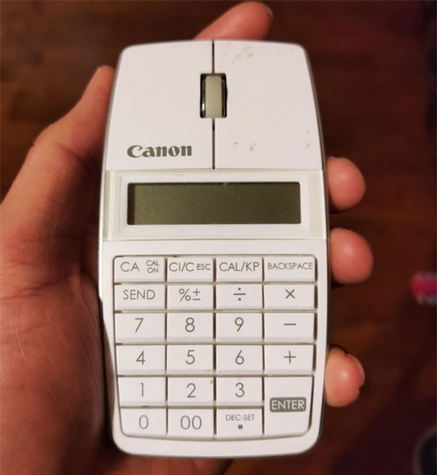 Con chuột máy tính có thêm máy tính bỏ túi.