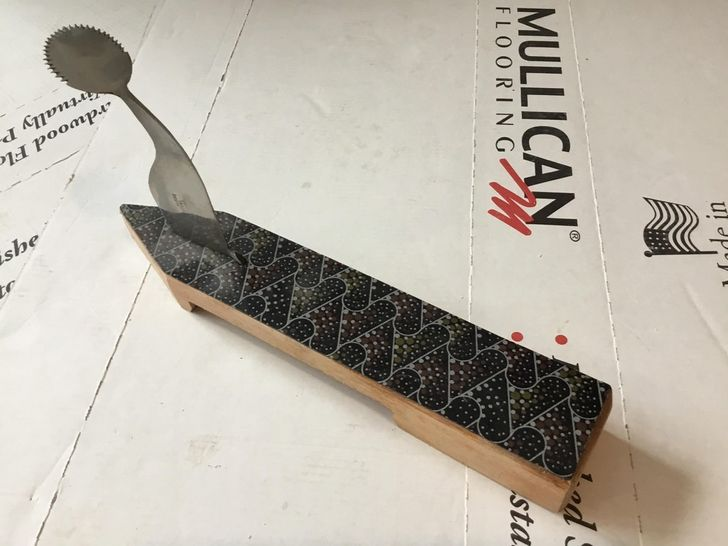 Đồ vật kỳ lạ này là công cụ được sử dụng để cạo hoặc mài bên trong quả dừa.