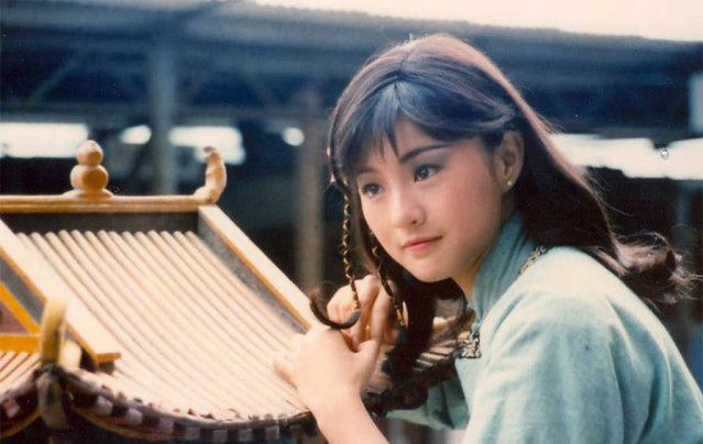 Nhiều lần Phạm Lãi kể chuyện nữ thần sông Tương cho A Thanh nghe. Ông tả cho cô nghe vẻ đẹp của Tương phi nhưng trong lòng lại nhớ đến Tây Thi, nên dùng Tây Thi để tả Tương phi. Cô bé chăn dê ngây thơ A Thanh lại đem lòng yêu Phạm Lãi, nên cô rất tò mò muốn biết Tây Thi là ai.