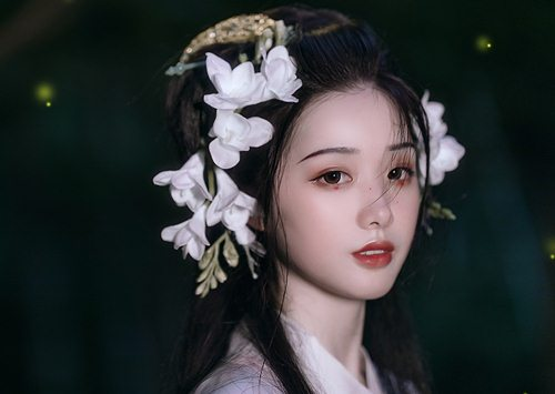 Nữ kiếm sĩ vượt qua hàng rào thị vệ, đến chỗ đôi tình nhân định xuống tay. Tuy nhiên, cô nhận ra Tây Thi quá đẹp, gây rúng động lòng người nên bỏ đi. Chỉ qua chi tiết nhỏ này, Kim Dung đã thể hiện được nhan sắc nhân vật. Sau đó Phạm Lãi bỏ lại tất cả, đưa Tây Thi đi bơi thuyền trên Thái Hồ, cắt đứt mọi mối quan hệ với thế giới bên ngoài, sống cuộc đời phóng khoáng tự do, ung dung tự tại.