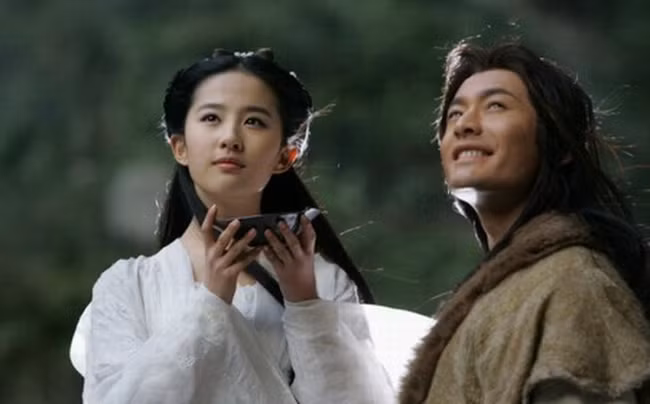 3. "Trên đời này, hợp tan biến ảo. Mọi sự đều có may rủi, sự khác biệt của người may mắn và người không may cuối cùng đều đến từ bản tính mỗi người." - Thần điêu đại hiệp.