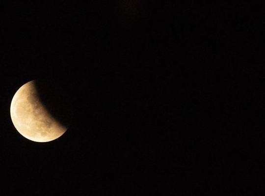 Khoảng 30 phút sau, mặt trăng bắt đầu lộ rõ ra nhưng người dân Hà Nội không thể nhìn thấy mặt trăng có màu đỏ. (Nguồn: VOV)