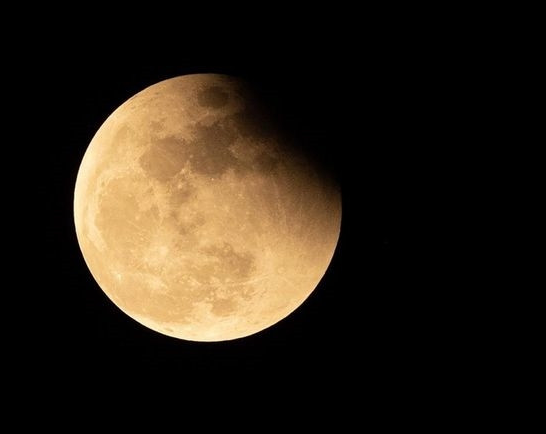 Đến khoảng 20 giờ, mặt trăng lên cao và có thể quan sát rõ bằng mắt thường. (Nguồn: VOV).