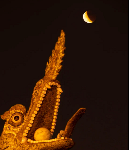 Hình ảnh được ghi lại tại khu vực hồ Tây lúc 18 giờ 45 phút. Lúc này trăng khuyết song vẫn có thế thấy được hiện tượng nguyệt thực. (Nguồn: Vietnamnet)