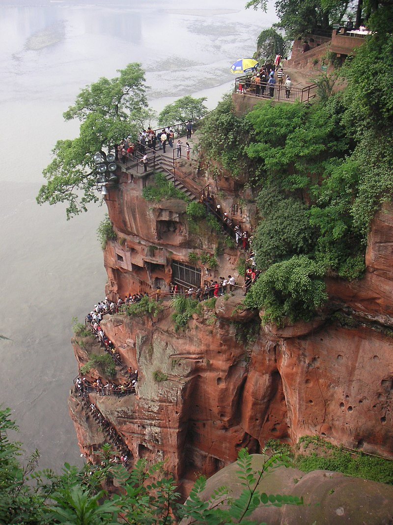 Bức tượng Phật Di Lặc này được tạc vào vách đá Thê Loan của núi Lăng Vân, thuộc tỉnh Tứ Xuyên, Trung Quốc từ năm 713 đến năm 803 trong triều đại nhà Đường.