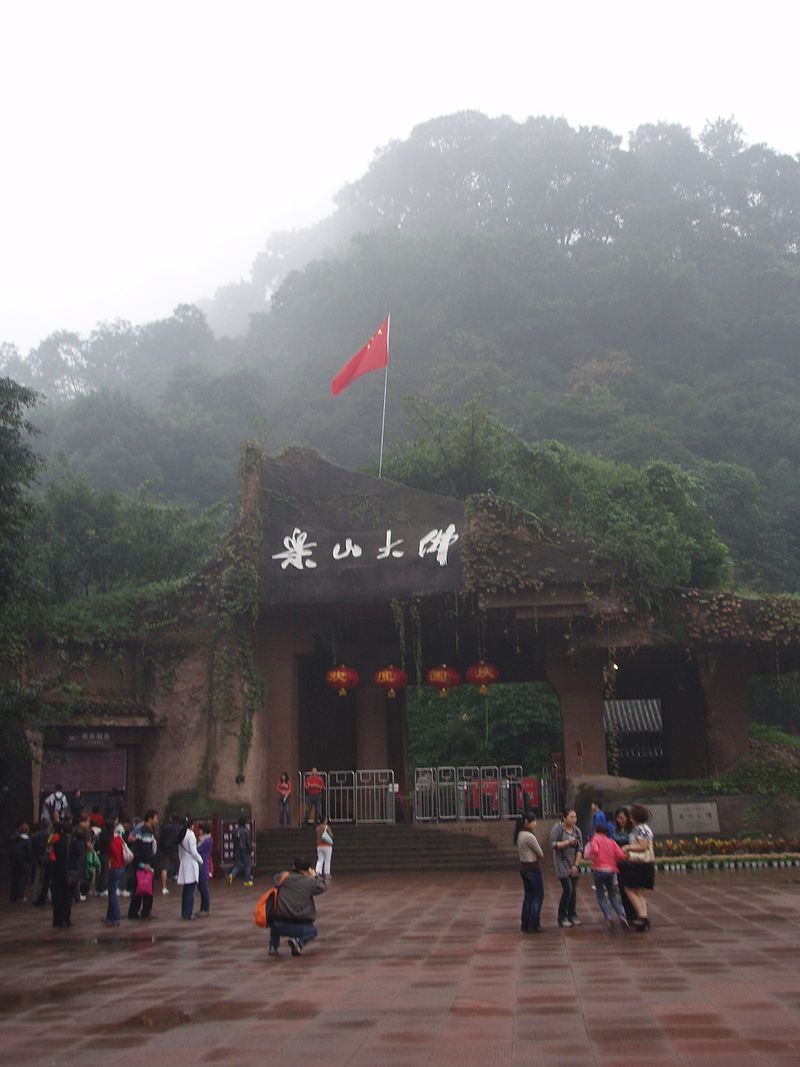 Trước ngực bên trái cũng có rãnh thoát nước nối thông với rãnh thoát nước của vai phải. Phía sau hai tai phần dựa vào vách núi có hang nối thông hai bên phải và trái. Phần ngực phía sau hai bên có hai cái hang, nhưng chưa đục thông nhau.