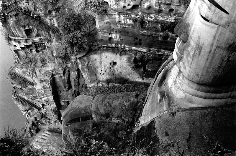 Đại Phật Lạc Sơn có hệ thống thoát nước thiết kế khéo léo nhìn không thấy, có tác dụng quan trọng trong việc bảo vệ tượng.