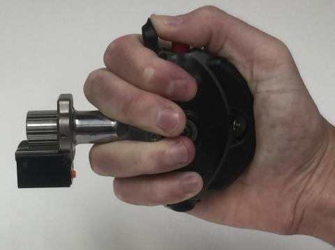  4. Palm Pistol: Súng để gọn trong lòng bàn tay hay súng lục Chicago Palm Pistol có thể bắn được 1 viên, dùng cho người già để phòng tránh cướp giật khi bị tấn công bất ngờ. Trông xa, Palm Pistol giống như một thứ đồ chơi, lọt trong bàn tay nhưng lại rất lợi hại và nguy hiểm, chỉ cần nhấn ngón cái là đạn sẽ vọt khỏi nòng và nghe nói được người Mỹ tung ra bán từ năm 2011.