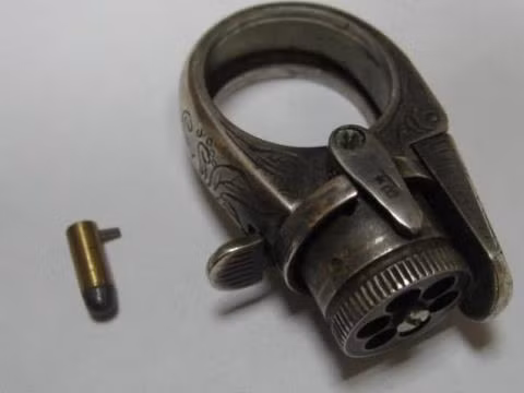  5. Súng hình chiếc nhẫn (Ring Gun) là loại vũ khí mới nhất do Phòng nghiên cứu thí nghiệm của quân đội Mỹ nghiên cứu sản xuất, sử dụng loại đạn cực nhỏ, nhưng mức độ công phá không khác gì những viên đạn truyền thống, rất hợp cho phụ nữ phòng thân trong những trường hợp bất trắc xảy ra.