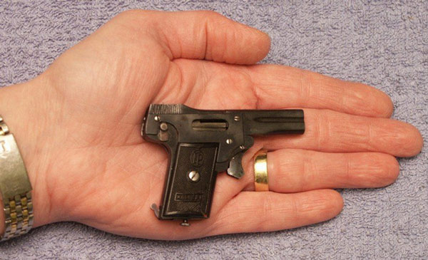  9. Súng lục Kolibri là một trong những vũ khí nhỏ nhất trên thế giới, sử dụng cỡ đạn 2,7mm. Súng Kolibri rất khó sử dụng, hỏa lực kém và độ chính xác thấp.