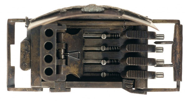  8. Súng lục được ngụy trang như một mặt thắt lưng: Đây là sản phẩm được Đức quốc xã chế tạo nhằm trang bị cho tình báo ngay cả khi đã được lục soát kỹ càng. Tuy nhiên, những chiếc khóa thắt lưng này đã không thể vượt qua giai đoạn phát triển và thử nghiệm.