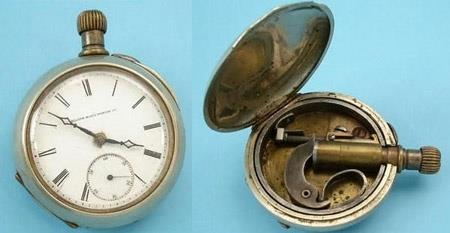  6. Pocketwatch Gun (súng ngắn dạng đồng hồ bỏ túi), vũ khí trá hình rất hoàn hảo, phù hợp cho mục đích tự vệ của các công nương, hoàng tử hoàng gia trên thế giới. Nguyên thủy, đồng hồ trang sức kiểu này được giới quý tộc châu Âu ưa dùng, nay được cải tiến lắp thêm một khẩu súng bên trong, sử dụng đạn 0, 3 mm.