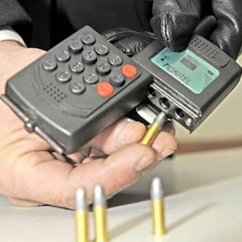  11. Súng điện thoại di động (Cell Phone Gun) là vũ khí rất mới, ra đời cùng với trào lưu bùng nổ điện thoại di động, được chính phủ Italia phát hiện, thu giữ gần đây khi được nhập lậu vào Tây Âu từ Croatia, được ngụy trang không khác gì một chiếc điện thoại di động đời mới rất hợp thời trang.