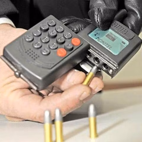  11. Súng điện thoại di động (Cell Phone Gun) là vũ khí rất mới, ra đời cùng với trào lưu bùng nổ điện thoại di động, được chính phủ Italia phát hiện, thu giữ gần đây khi được nhập lậu vào Tây Âu từ Croatia, được ngụy trang không khác gì một chiếc điện thoại di động đời mới rất hợp thời trang.