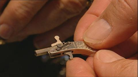  10. Súng ngắn phụ nữ (Ladies Muff Pistol) hay còn có tên gọi khác là súng lục teehee, có kích thước bé tẹo, được sản xuất tại Birmingham, Anh từ thế kỷ 18, đối tượng sử dụng chính là gái mại dâm. Dài chỉ hơn 4 inches (11,8cm), dễ dàng giấu trong một bàn tay nhưng lợi hại không khác gì súng ngắn đích thực. Ngày nay, teehee đã được cải tiến, có thêm nhiều tính năng mới, vừa làm trang sức lại kiêm cả chức năng vệ sĩ.