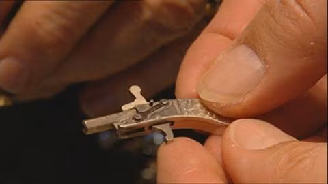  10. Súng ngắn phụ nữ (Ladies Muff Pistol) hay còn có tên gọi khác là súng lục teehee, có kích thước bé tẹo, được sản xuất tại Birmingham, Anh từ thế kỷ 18, đối tượng sử dụng chính là gái mại dâm. Dài chỉ hơn 4 inches (11,8cm), dễ dàng giấu trong một bàn tay nhưng lợi hại không khác gì súng ngắn đích thực. Ngày nay, teehee đã được cải tiến, có thêm nhiều tính năng mới, vừa làm trang sức lại kiêm cả chức năng vệ sĩ.