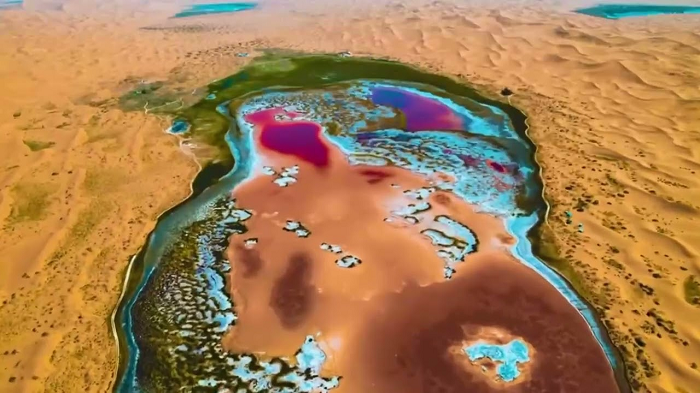 Màu của nước hồ Ô Lan thường thay đổi theo mùa. Vào mùa hè, khi lượng mưa trên sa mạc nhiều hơn, mực nước cao hơn nên nước hồ sẽ chuyển sang màu hồng. Còn khi tới mùa thu, lượng mưa ít đi và mực nước trong hồ giảm xuống khiến cho nước hồ càng đỏ hơn.