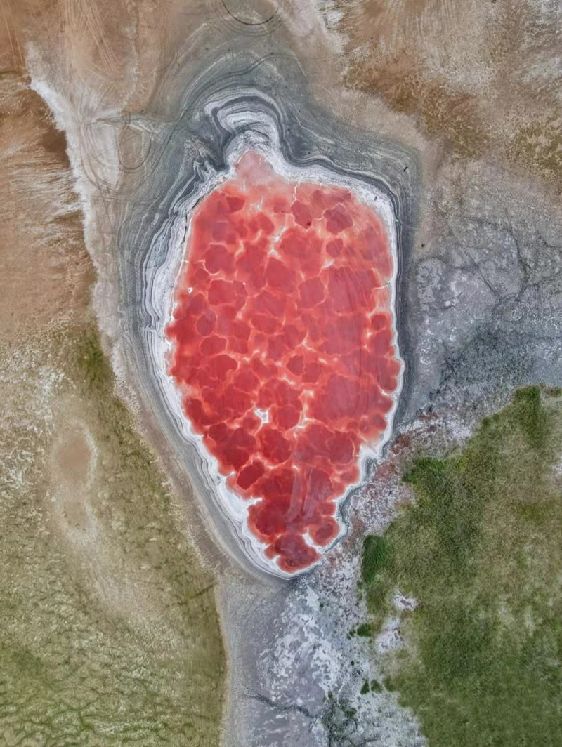 Theo những người dân địa phương, hồ Ô Lan sâu hơn 2 mét. Thời điểm thích hợp nhất để ghé thăm hồ là vào tháng 7 tới 9. Lúc này, thời tiết nắng ráo, xung quanh hồ là những ngọn núi xanh ngắt, cỏ trải dài mướt mắt, dưới ánh nắng Mặt trời, màu sắc của hồ Ô Lan sẽ càng rực rỡ hơn.