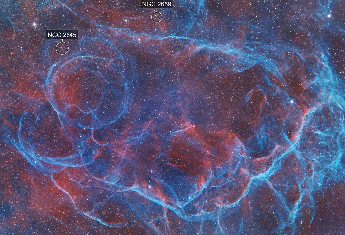 Hình ảnh ma mị này cho thấy các đám mây khí với những tua rua màu hồng và cam qua các bộ lọc được các nhà thiên văn học sử dụng, trải dài trong không gian lớn hơn khoảng 600 lần Hệ Mặt trời của chúng ta.