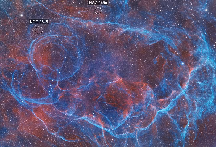 Hình ảnh ma mị này cho thấy các đám mây khí với những tua rua màu hồng và cam qua các bộ lọc được các nhà thiên văn học sử dụng, trải dài trong không gian lớn hơn khoảng 600 lần Hệ Mặt trời của chúng ta.