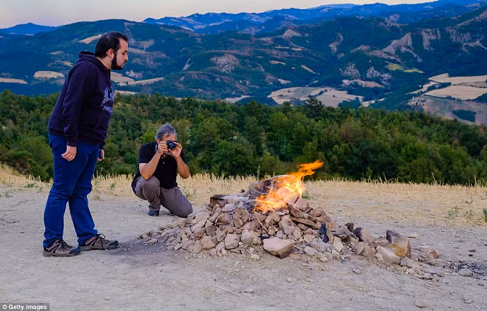 Tại một số khu vực trên Trái đất, các dãy núi liên tục được nâng lên. Áp suất ở bên dưới những ngọn núi này không lớn nên một hồ chứa đá nóng chảy hay còn gọi là mắc ma hình thành bên dưới.