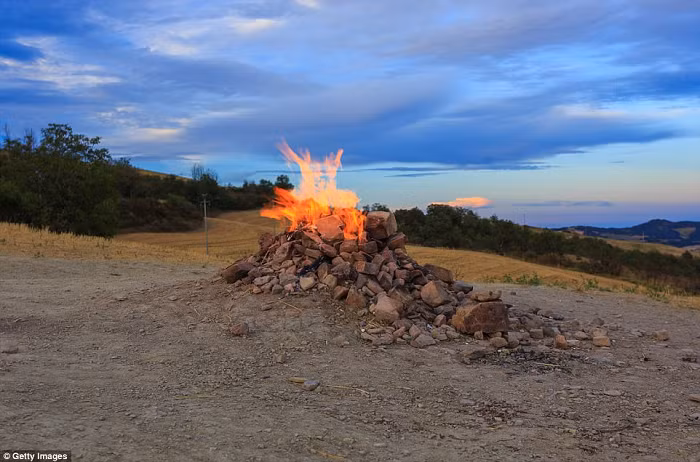 Đá nóng chảy liên tục được đẩy lên trên và kết quả là những ngọn núi liên tục tăng độ cao. Khi áp lực trong các hồ mắc ma cao hơn áp lực được tạo bởi lớp đá bên trên, mắc ma sẽ phụt lên và tạo thành núi lửa.