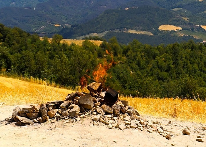 Vì ở đây có dòng khí đốt tự nhiên ổn định nên núi lửa Monte Busca cháy liên tục. Cư dân địa phương thường tận dụng ngọn lửa của Monte Busca nướng thịt để tiết kiệm nhiên liệu. Nhiều người tổ chức cắm trại, bày trí bàn ghế, nấu bữa tối cho gia đình.