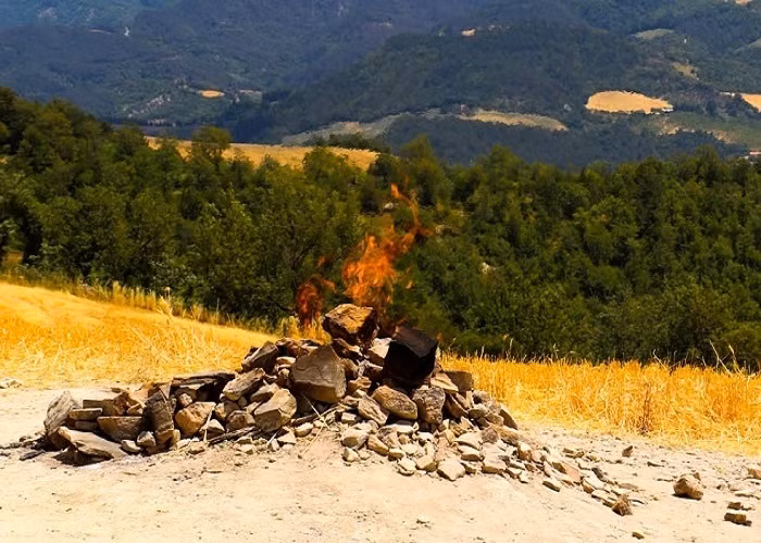 Vì ở đây có dòng khí đốt tự nhiên ổn định nên núi lửa Monte Busca cháy liên tục. Cư dân địa phương thường tận dụng ngọn lửa của Monte Busca nướng thịt để tiết kiệm nhiên liệu. Nhiều người tổ chức cắm trại, bày trí bàn ghế, nấu bữa tối cho gia đình.