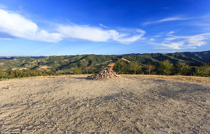 Núi lửa được hình thành là do nhiệt độ bên dưới bề mặt Trái đất rất nóng, càng đi sâu về phía tâm Trái đất, nhiệt độ càng tăng lên. Ở độ sâu khoảng 30km trong lòng đất, nhiệt độ nóng tới mức có thể làm tan chảy hầu hết các loại đá.