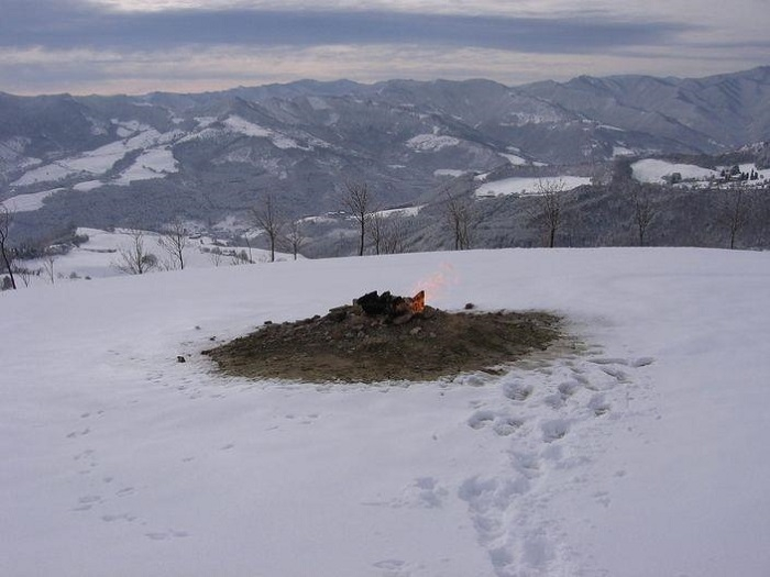 Điều đáng kinh ngạc hơn nữa là giống như hầu hết các núi lửa khác, nó cũng có những đợt phun trào dung nham chính hiệu, chứ không phải chỉ bốc lửa nhờ khí tự nhiên như Monte Busca.
