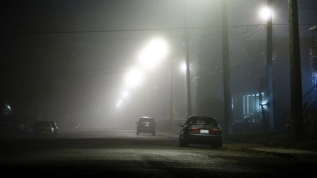 Báo cáo bắt đầu được ghi nhận vào thập niên 1950 từ những người chưa bao giờ nghe thấy âm thanh nào khác thường như vậy trước đây. Họ bất ngờ bị hành hạ bởi một âm thanh tần số thấp khó chịu giống như tiếng ro ro rộn ràng hoặc ầm ầm.