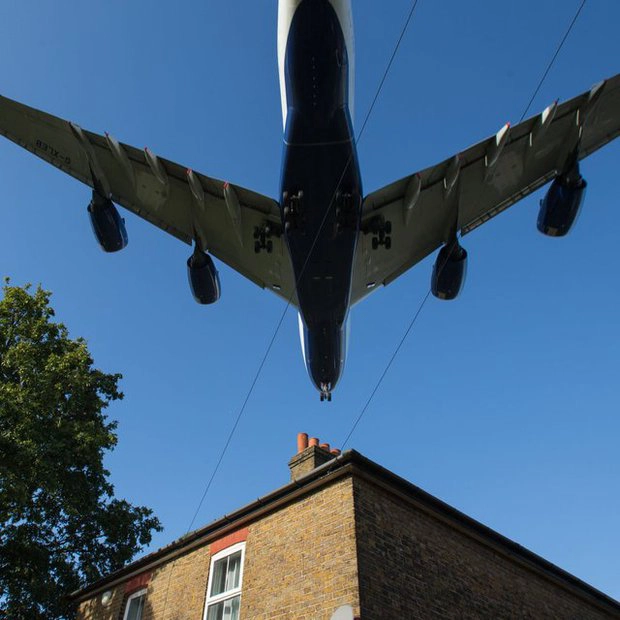 Các trường hợp có một số điểm chung. The Hum chỉ vang lên trong nhà và to hơn vào ban đêm so với ban ngày. Nó phổ biến nhất ở khu vực nông thôn hoặc ngoại thành. Rất ít người ở nội thành báo cáo về âm thanh này, có thể do tiếng động nền ổn định ở những thành phố đông đúc.