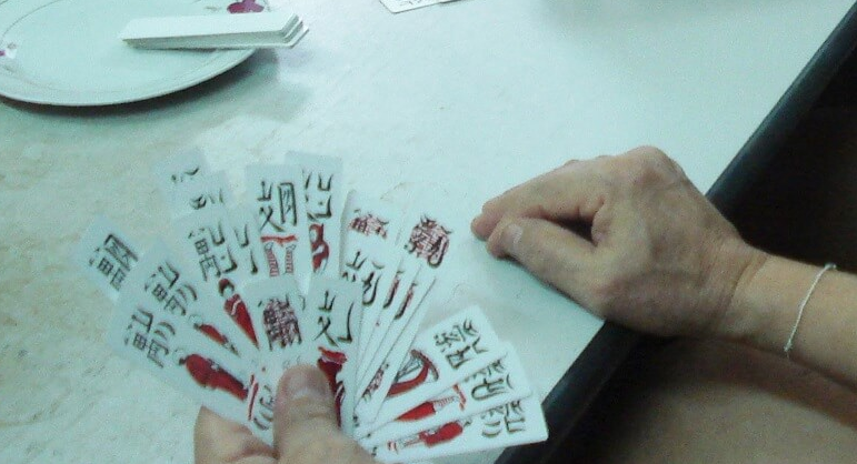 Đưa cho một số người Nhật đọc thử một số nét chữ trên bộ bài Tổ Tôm, họ đọc không được hoặc vừa đọc vừa đoán. Ðặc biệt lá bài “nhất thang” (Chữ nhất viết theo lối cổ) có hình bà mẹ cho con bú, nét viết rất lạ (Bộ ba chấm thủy viết thành hình số 8, chữ nhất dạng cổ cũng khó nhận ra) thì hầu như không ai đọc được.