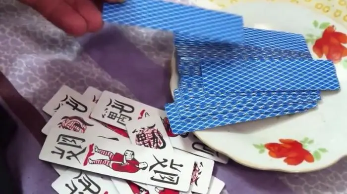 Thêm một điểm cũng lạ là người Việt chơi bài và cờ hầu như không biết chữ Hán, nhưng nhận diện quân Cờ Tướng, Mạt Chược và quân bài Tam Cúc hay Tổ Tôm viết bằng chữ Hán thì không sai.