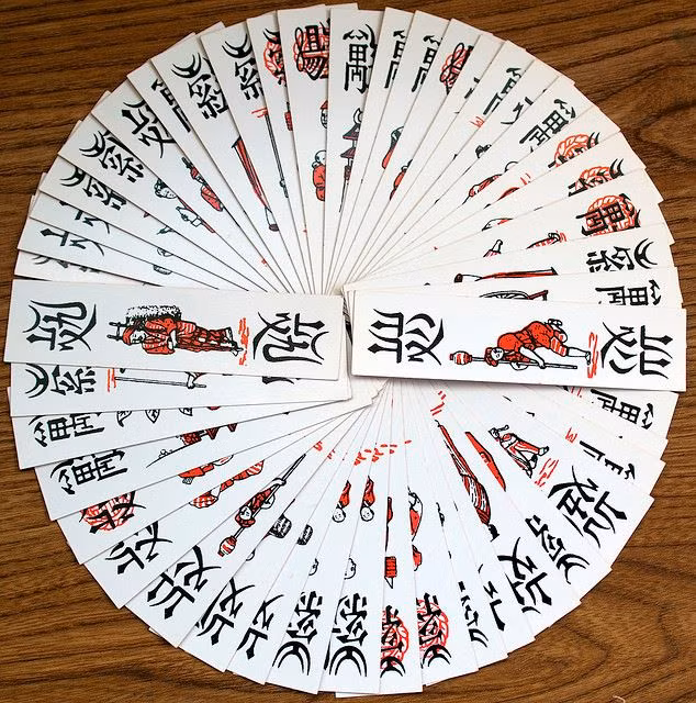 Lá bài làm bằng bìa cứng, hẹp và dài, một mặt để trơn, mặt kia có hình và chữ. Bề ngang lá bài khoảng chiều ngang hai ngón tay. Bề dọc dài hơn ngón tay giữa.