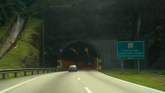  3. Đường hầm Karak, Malaysia: Đường hầm này rất quen thuộc với người Malaysia. Nó là đường hầm 2 chiều từ Kuala Lumpur ở giữa dãy núi Titiwangsa và Genting Semba. Trên đại lộ này có rất nhiều câu chuyện tâm linh, nhưng nổi bật nhất là người phụ nữ ăn thịt người, cậu bé đi lang thang giữa đêm khuya hay những cuộc gọi bí ẩn lúc qua hầm.