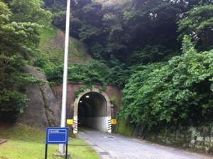 Nhiều lái xe đi qua hầm kể lại rằng họ thường xuyên trông thấy qua gương chiếu hậu một bóng đen trong trang phục truyền thống Samurai, thoắt ẩn thoắt hiện. Điều này làm họ sợ hãi đến mức không làm chủ được tay lái, khiến xe đâm thẳng vào lề đường hầm.