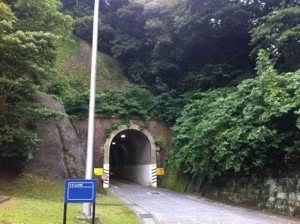 Nhiều lái xe đi qua hầm kể lại rằng họ thường xuyên trông thấy qua gương chiếu hậu một bóng đen trong trang phục truyền thống Samurai, thoắt ẩn thoắt hiện. Điều này làm họ sợ hãi đến mức không làm chủ được tay lái, khiến xe đâm thẳng vào lề đường hầm.