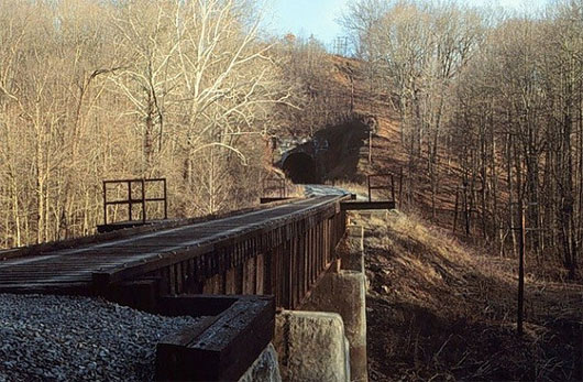  2. Đường hầm Moonville: Thị trấn Moonville, Ohio có lẽ bị lãng quên từ lâu nếu không có câu chuyện về đường hầm ma ám ở đây. Theo đó, đường hầm được xây dựng khi chủ đất xưa muốn tạo ra tuyến đường tắt nhằm chuyên chở than, đất sét... mưu lợi riêng cho mình.