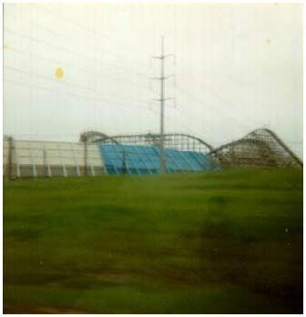 Một phụ nữ tên là Jackie Rhame ở Florian, Alabama đã túm được khoảnh khắc này trong chuyến thăm Công viên Giải trí Six Flags Great America thuộc thành phố Arlington, Texas. Lúc đó trời đang mưa lất phất, nhiều sương mù, nhưng chiếc camera C-126 vẫn ghi lại khá rõ nét hình ảnh một cậu bé con mặc áo len đỏ, với chiếc cổ áo sơ-mi trắng thò ra ngoài.