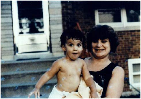 Chồng của người phụ nữ trong ảnh đã chụp tấm hình này trong một buổi chiều nắng gắt với loại phim in bình thường. Hôm đó là ngày đầu tiên họ chuyển tới căn hộ mới ở Chicago, bang Illinois. Đằng sau cửa sổ bên trái hiện rõ khuôn mặt của một bà lão vấn tóc, ngồi bên cạnh là chú chó bull, nhưng hai vợ chồng kia thì kiên quyết khẳng định: trong nhà không có một ai vào thời điểm ấy.