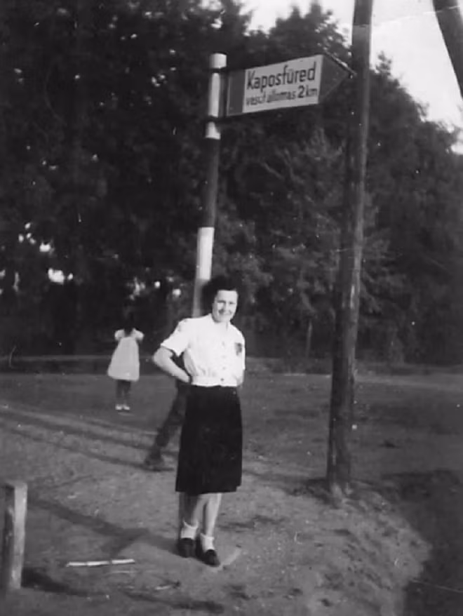 Người giữ bức ảnh ma mị này nói: "Bức ảnh được chụp tại Kaposfüred, Hungary vào năm 1943. Người chụp ảnh là cha tôi còn người con gái trong ảnh là mẹ. Một cô bé mặc váy đứng phía sau, không có tay cũng không có mặt. Nó giống như ma hay quỷ vậy. Tôi vẫn giữ bức ảnh gốc ở nhà mình".