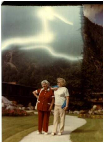 Đó là một chiều Chủ nhật nắng ấm vào tháng 6/1980 tại Thung lũng Three Gap, cách thị trấn Revelstoke, British Columbia, Canada 12 dặm về phía tây. Bức ảnh chụp hai chị em gái đang dừng chân tại một khách sạn bên đường, dốc đá dựng thẳng đứng sau lưng.