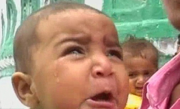  7. Ném trẻ em từ độ cao 15m: Có lẽ ít ai biết rằng ở Ấn Độ vẫn tồn tại một nghi lễ kỳ lạ - ném trẻ em từ độ cao hơn 15m xuống một tấm chăn bên dưới để cầu may.