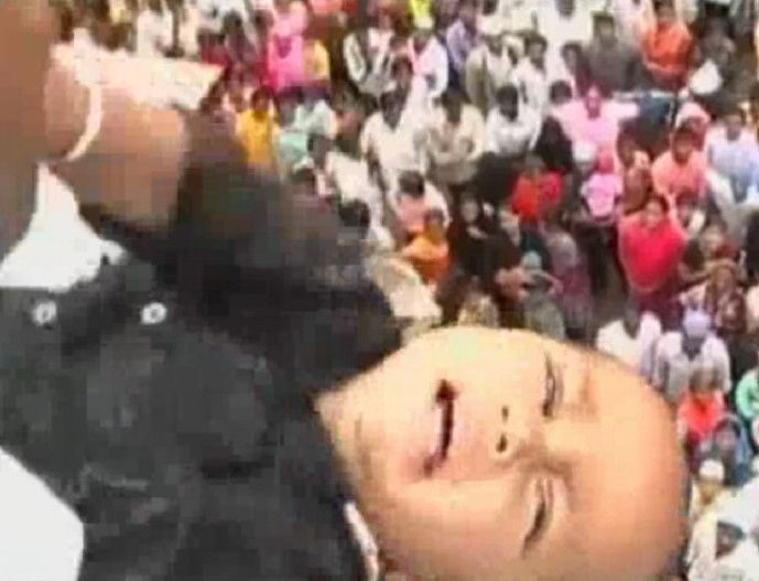 Nghi lễ này được cho là đã tồn tại hơn 500 năm nay và diễn ra tại ngôi làng Harangal thuộc bang Maharashtra ở Miền tây Ấn Độ. Nghi lễ kỳ quặc này diễn ra hàng năm, và tất nhiên nó khiến những đứa trẻ vô cùng sợ hãi.