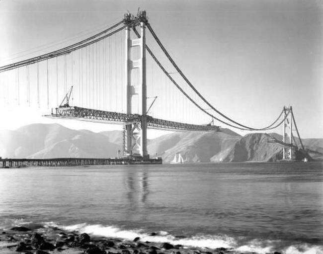 Lúc cầu Golden Gate còn đang xây dựng hồi năm 1937. Cổng Vàng là chiếc cầu bị sập nhiều lần nhất trong các phim thảm hoạ, khủng bố của Hollywood.