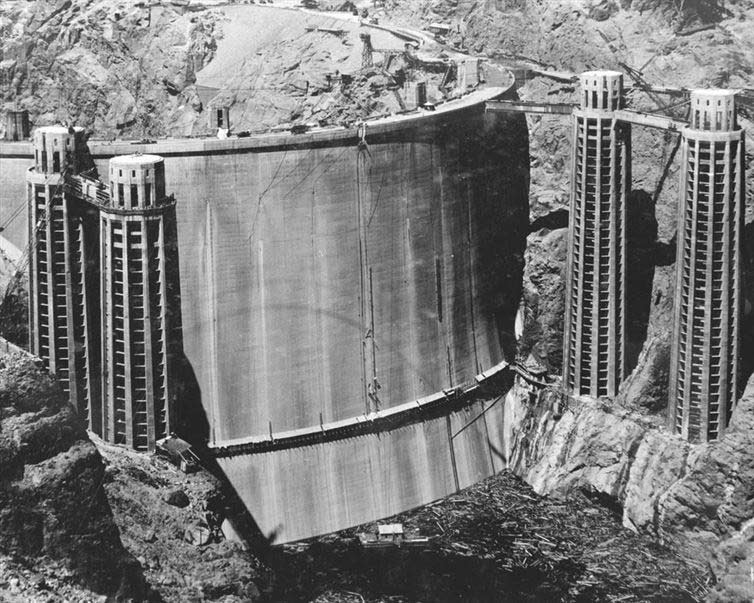 Đập Hoover (Hoover Dam) trong một khoảnh khắc không có nước. Ảnh chụp năm 1936, thời điểm đập vừa được xây dựng xong. Kinh phí xây dựng lúc đó được ước tính khoảng 49 triệu USD, công trình này cao 221,4 mét; rộng 200 mét và dài 379 mét, độ dày của thân đập là 14 mét.